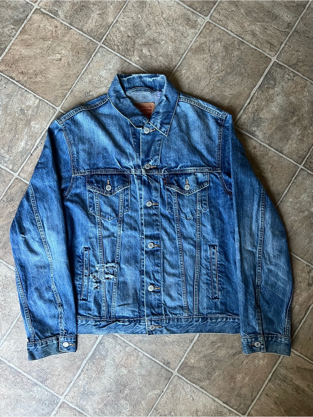 chars): Levi's Standard Trucker Denim Jacket | Blue | Men's L